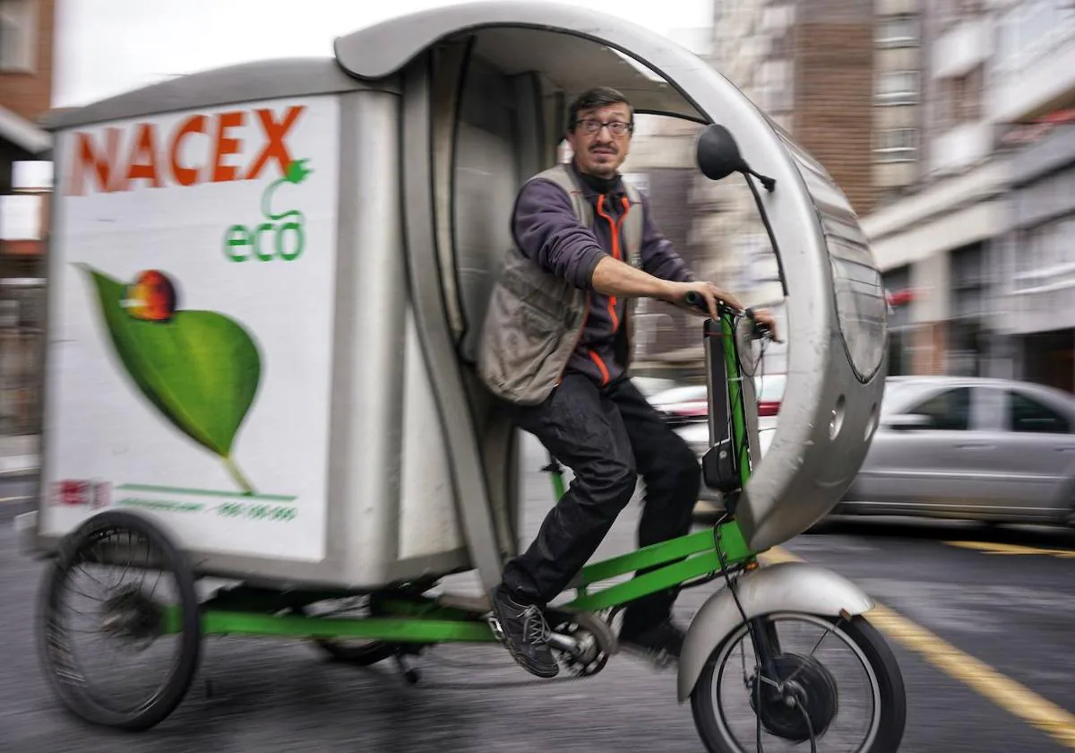 Las crecientes trabas al coche impulsan el reparto en bicicleta en